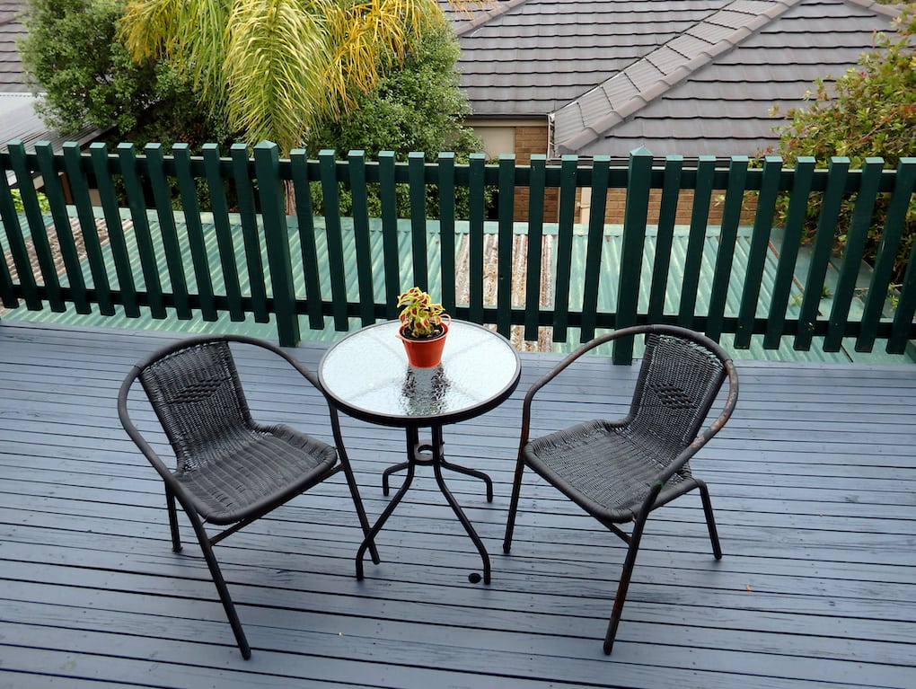 table and chairs on aluminum deck materials